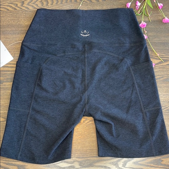 Beyond Yoga Biker Shorts with Pockets - Picture 5 of 9